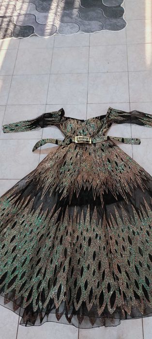 Продавам бална рокля обличана за 2 часа. Купувана е от бутик.