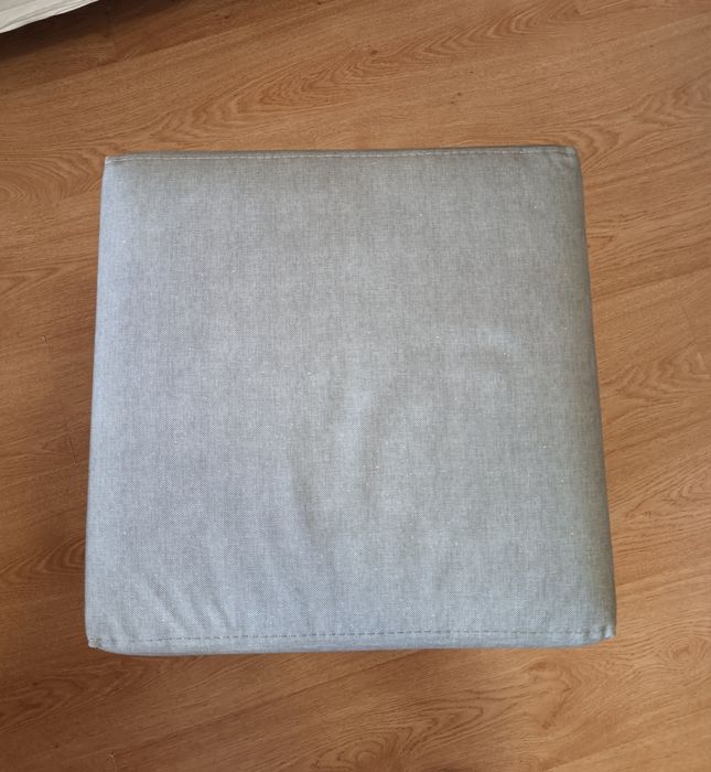 Маса и 2 бр.кръгли табуретки