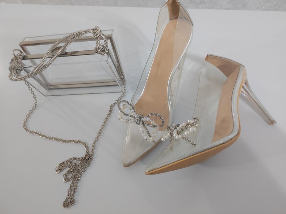 Продам в комплекте шикарное платья