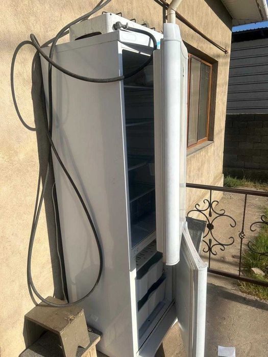 Продается холодильник Indesit в нерабочем состоянии.