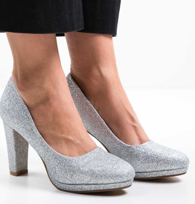 Сребристи обувки на ток