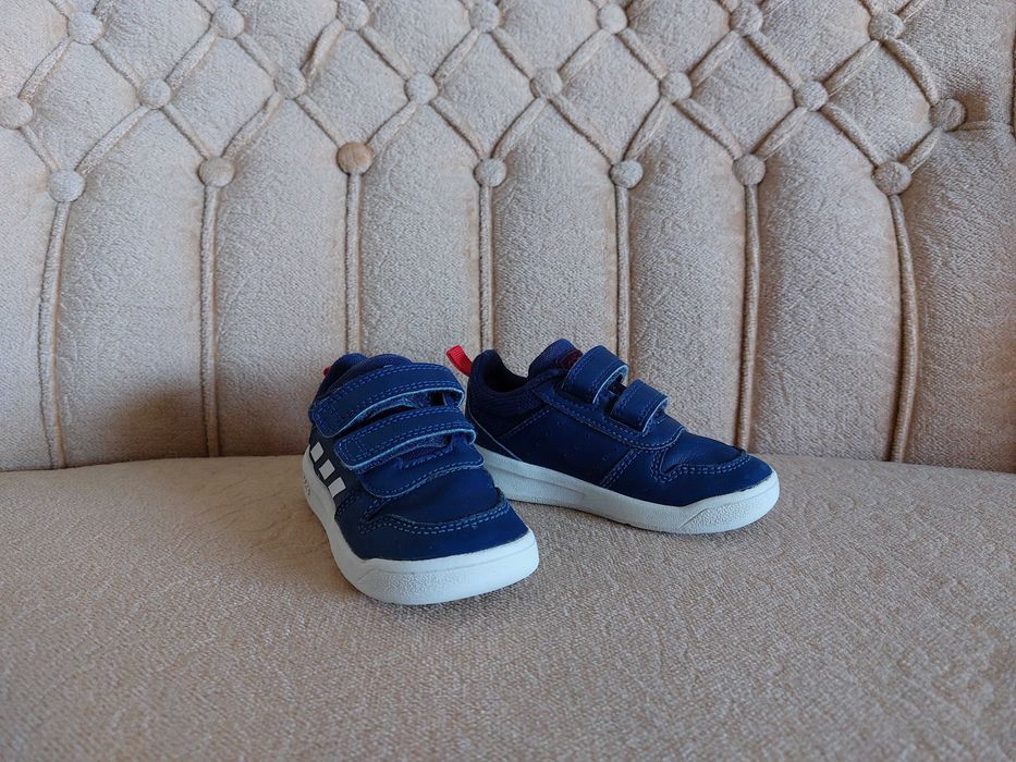 Продавам детски обувки Adidas