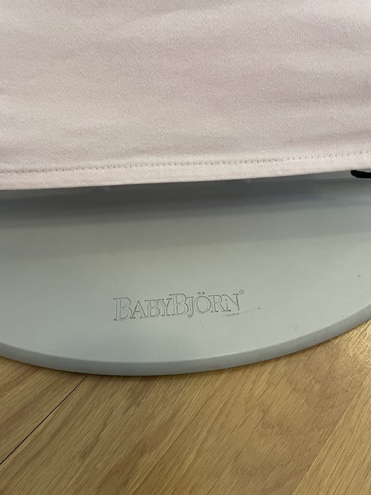 Balansoar Baby Bjorn cu bara de jucarii, culoare roz