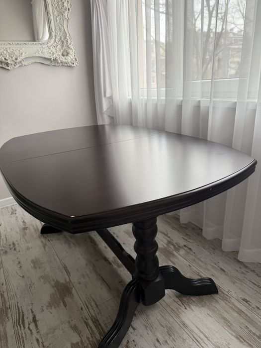 Трапезна маса от масивно дърво