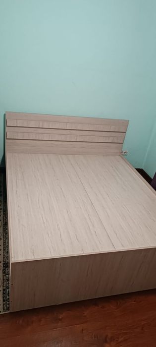 Продам  двухспальную кровать с матрасом