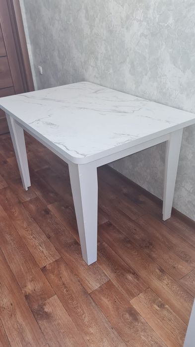 Продам обеденный стол.