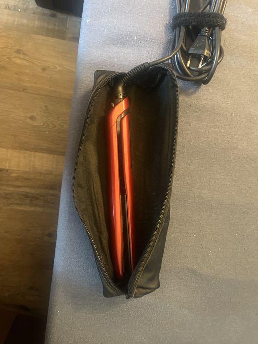 Placă de păr Remington Silk + husă – Stare foarte bună