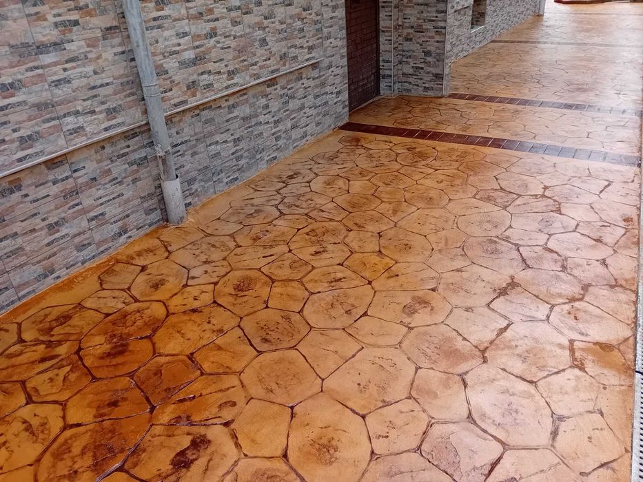 Щампован и сив бетон