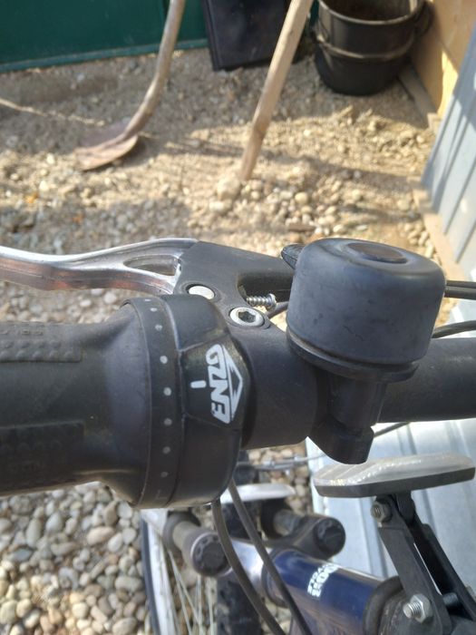 Bicicleta solida aproape noua