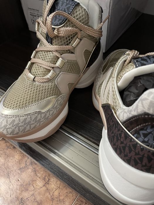 Кроссовки новые