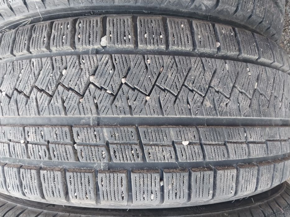 4 шины Triangle 245 45 R19. Один отличается рисунком.
