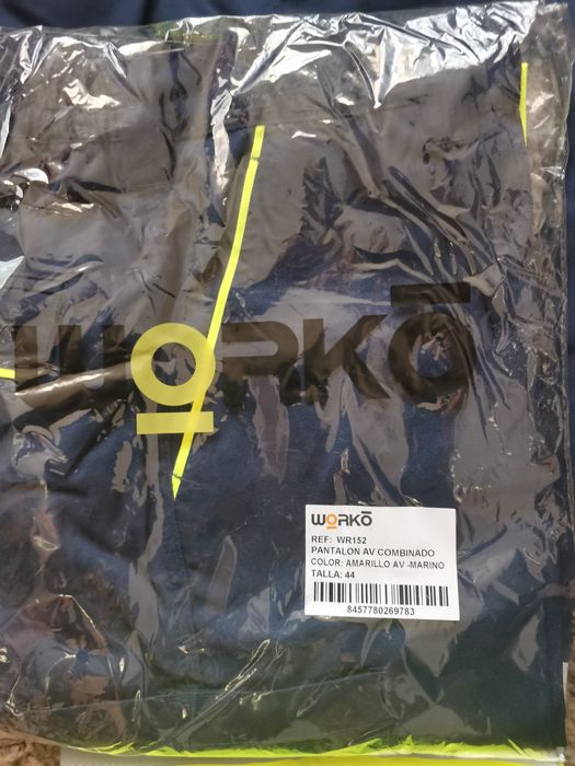 Pantaloni de salopeta noi