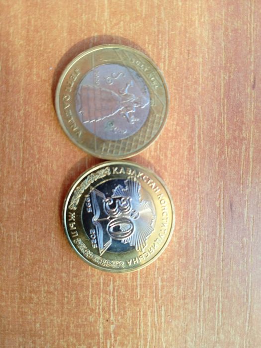 Продам  монеты 100 тг