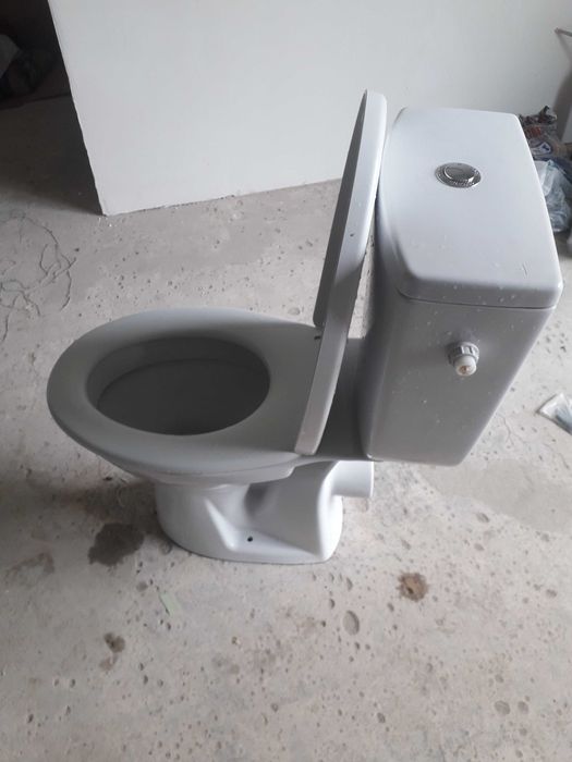 Унитаз б/у цвет белый с крышкой