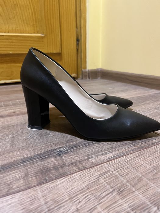 Високи токчета в черен и син цвят