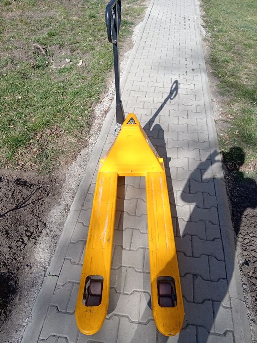 Se vinde transpalet manual