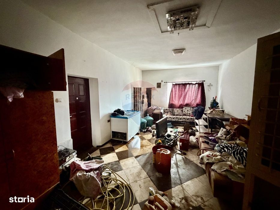 Casă cu 4 camere si teren 7727 mp Blidari