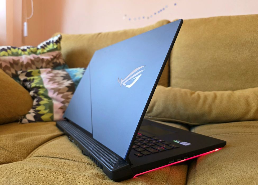 Лаптоп ASUS ROG Strix SCAR 17.3" (i7-10875h, RTX 2060-6GB, 16GB Ram))