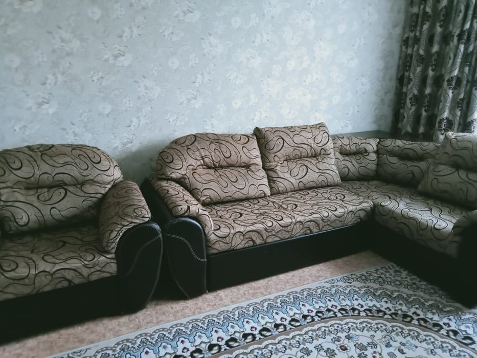 Угловой диван с креслом.