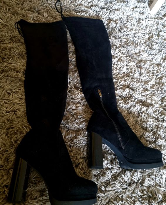 Черни велурени ботуши
