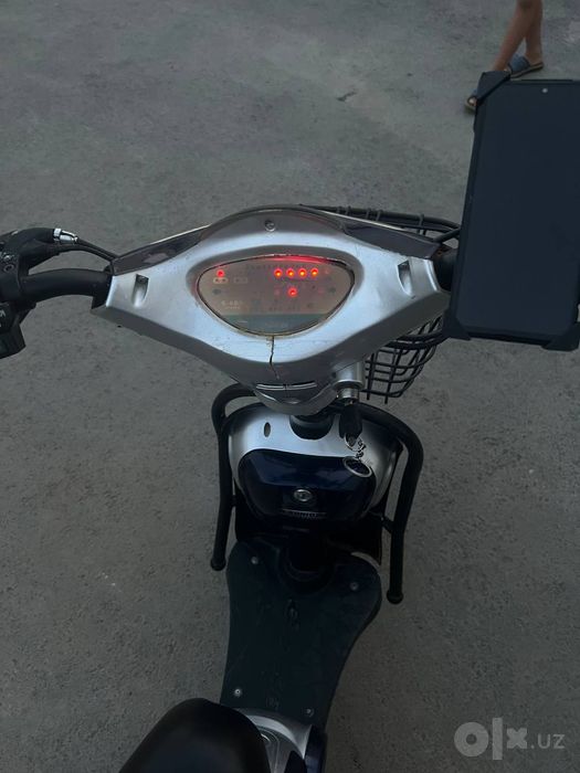 Skuter ideal batare yengi qoyilgan 40 50km yuradi 35 40 tezlikda
