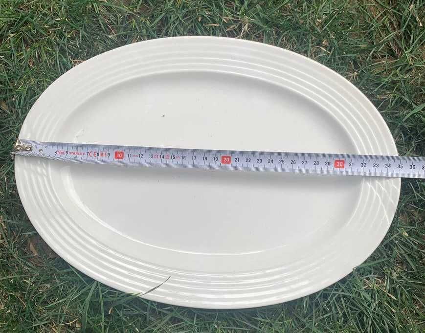 Белая овальная тарелка