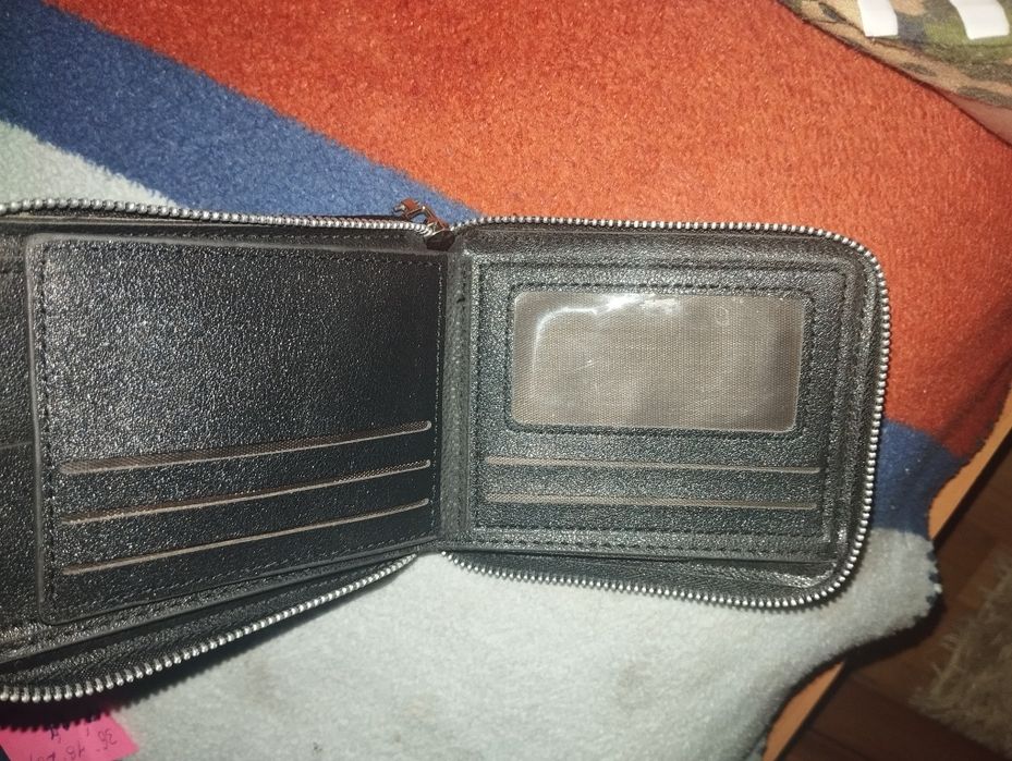 Кошелек удобный..