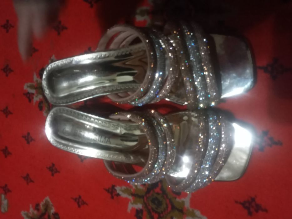 Turkiyadan kelgan ayollar poyabzali sotiladi.