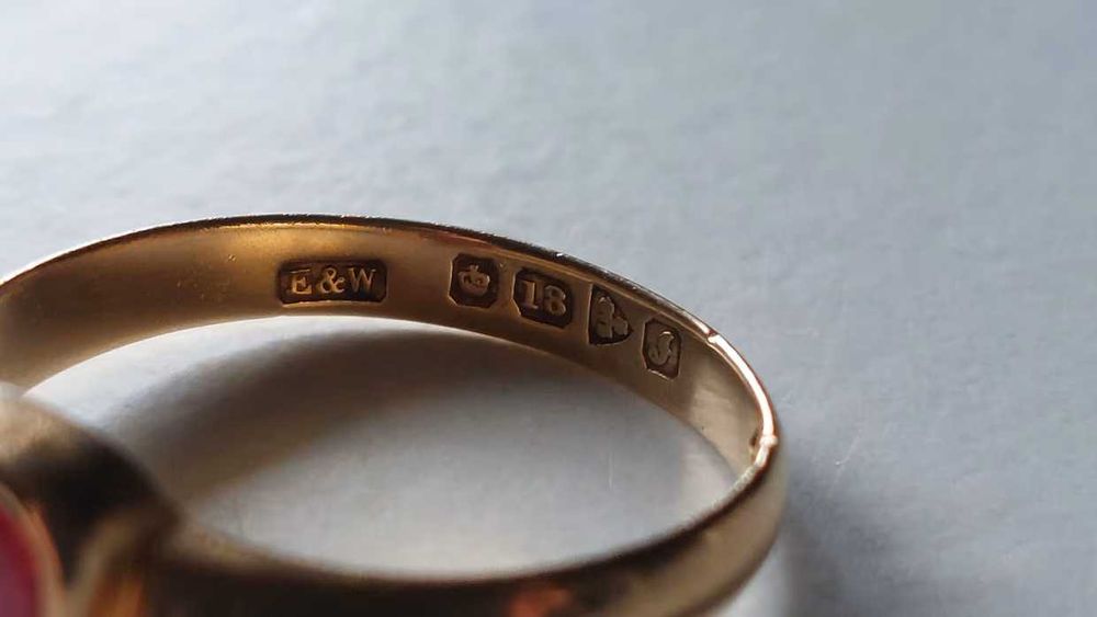 Inel vintage aur 18K (1909) cu rubin intaglio – piesă rară de colecție