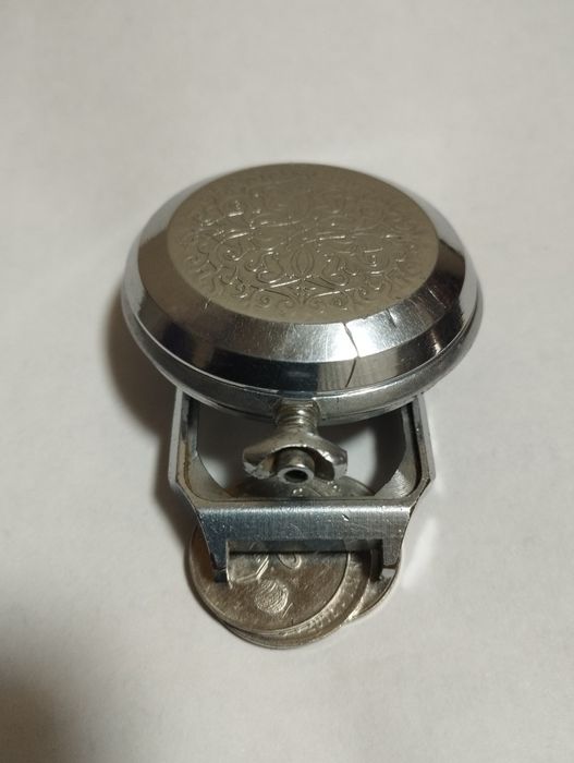 Antikvar soatlar sotiladi.