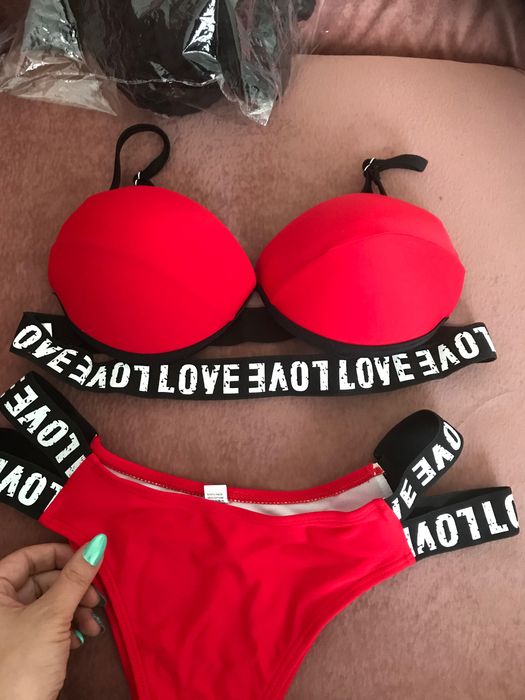 Красивый красный купальник