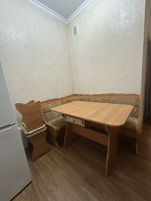 Кухонный стол и стулья