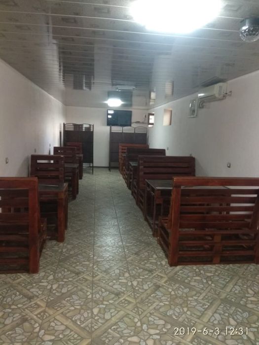 Деревяные столы и скамейки.