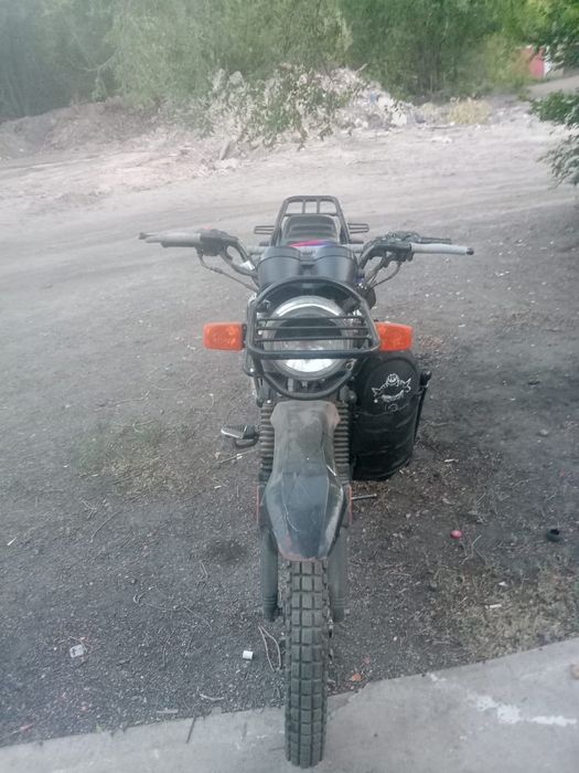 Адал мотацикл на ходу