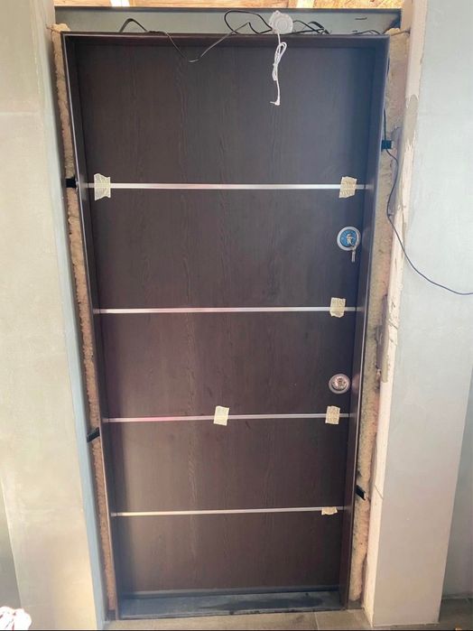 Нова външна блиндирана врата-2 бр.