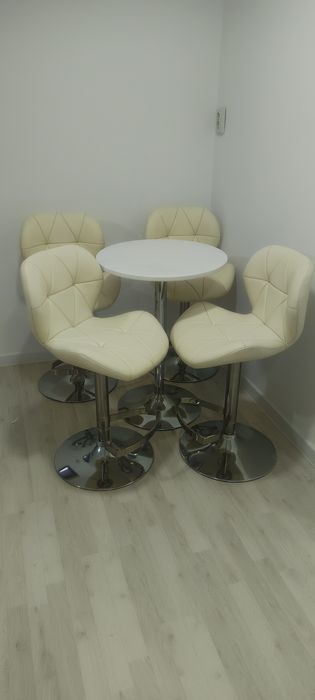 Set de 4 scaune piele naturală cu picioare pivotante și masa