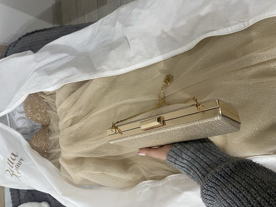 Бална рокля и чанта – елегантна и стилна