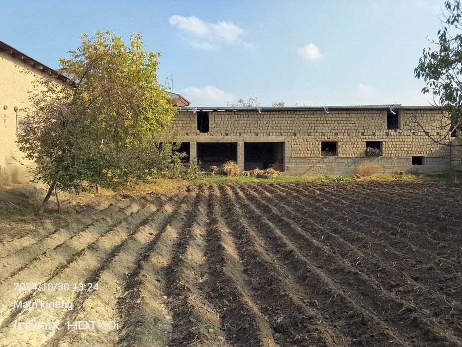 Uy hovli sotiladi fayzli xonadon yaxshi joyda joylashgan dokementli