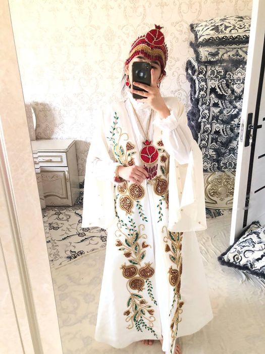 Kelinlar uchun anorli ansambil