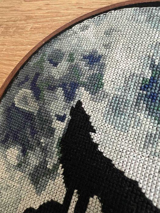 Ръчно бродиран гоблен "Вълк вие към луната"