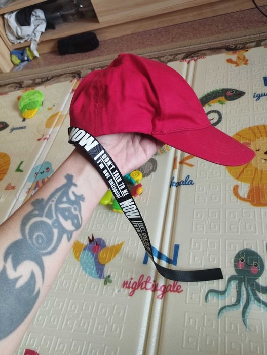 Красная кепка CROPP