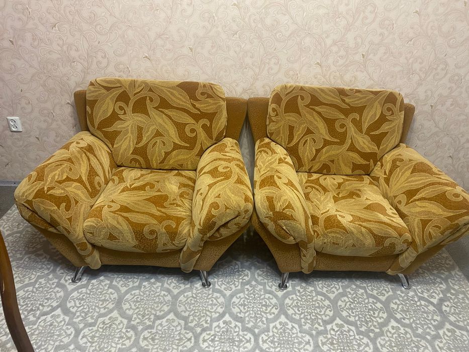 Диван  , в подарок  2 кресла