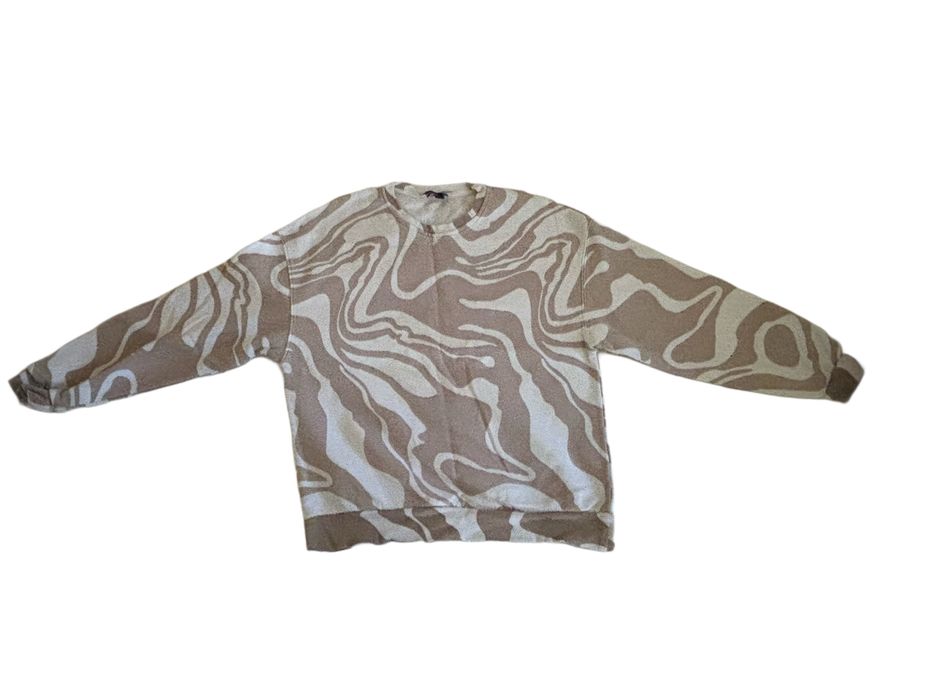 Синя блуза от Stradivarius и шарена блуза от Bershka