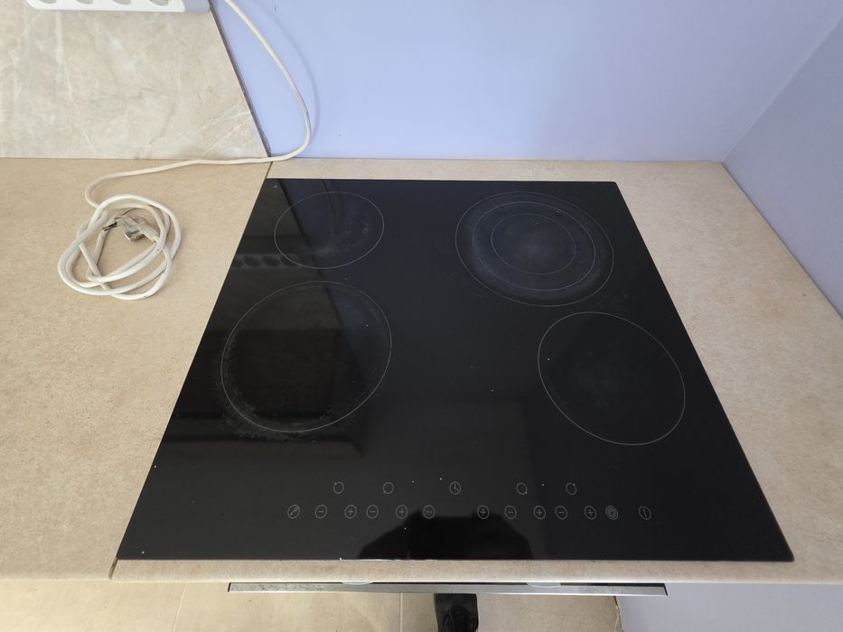 Кухня с вградена печка с фурна