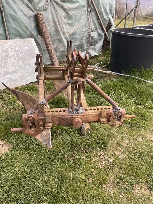 Vand plug cu 2 cormane Luncsoara • OLX.ro