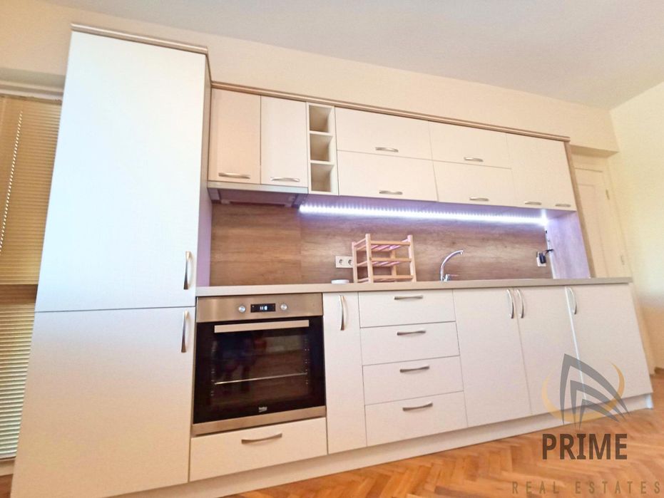 Дава се под наем Двустаен апартамент в Бургас, Център - 65 кв.м за 459 € - Снимка #2