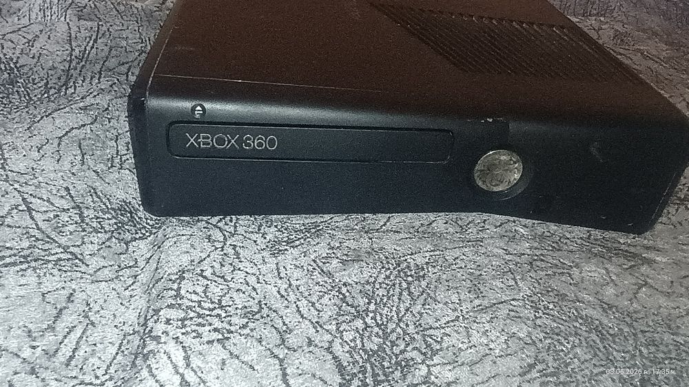 Продавам Xbox 360 slim