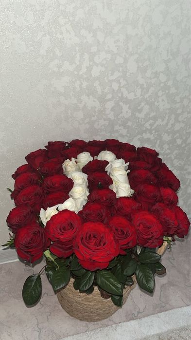 Красные роза буква Л