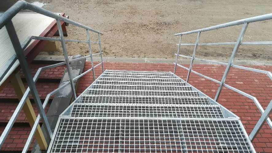 Стъпала от метални решетъчни скари