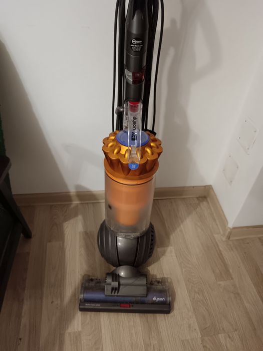 Aspirator vertical,  Dyson și Vax cu fir